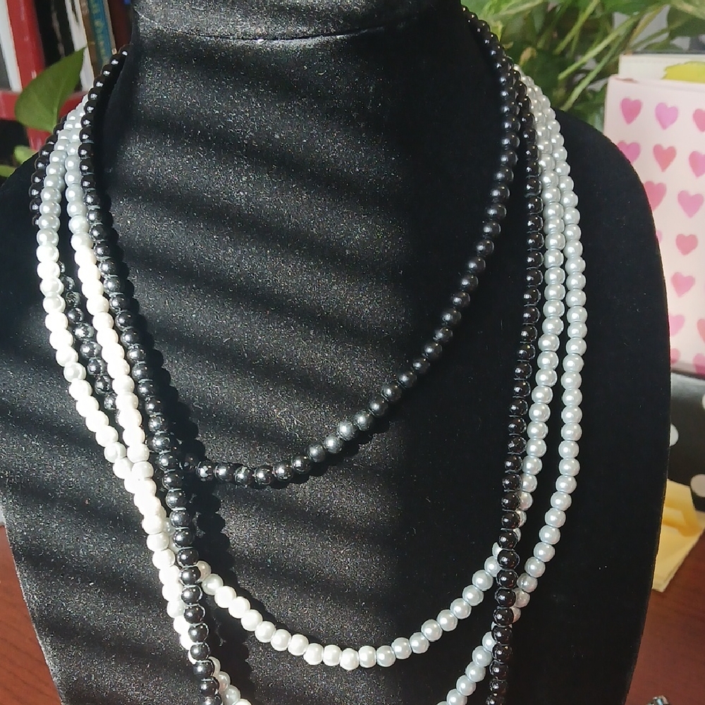 Elegant Black and White Pearl Necklace